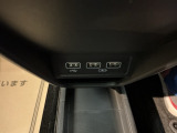 スマートフォンなどの充電に便利なUSBジャック。運転席からも助手席からも使いやすいです。