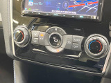 【左右独立型フルオートエアコン】運転席と助手席でそれぞれお好みの温度に設定可能。同乗者にも配慮した、快適な空調をお届け致します。