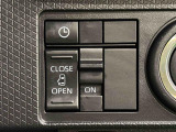 助手席側はパワースライドドアウェルカムオープン機能 降車時にスイッチで予約しておけば、乗車時に電子カードキーを持ってクルマに近づくだけでパワースライドドアが自動でオープン♪