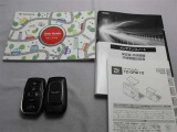 取説・メンテナンスノート・スマートキーの3点セットです。