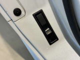 ドアの開口部にある車両情報のラベル。記載内容の読み取りや車両の仕様については、現物と書類をあわせてご案内します。中古車購入前の状態確認もご相談ください。