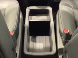 センターコンソールにはドリンクホルダーを装備!休憩中も運転中も重宝します。小物も置けますので使い方は様々です。ぜひ使いこなして快適なドライブをお楽しみください。