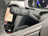 左ウィンカーレバー。国産車とは異なる配置ですが操作は直感的。使っていくうちに自然と手に馴染みます。