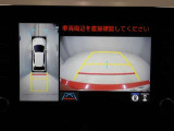 パノラミックビューモニターを装備。駐車場や交差点でクルマを真上から見るように周囲を確認できます。機能の詳細は販売店スタッフまでおたずねください。