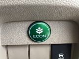 【eコンスイッチ】低燃費運転をサポートするECONモード。スイッチをONすると、エンジンやトランスミッション、A/Cなどを協調制御し、燃費の向上に貢献。エコドライブの効果を高めます。
