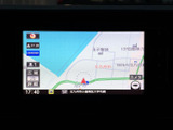 画面上に現在地や周辺道路が表示され、目的地までのルート確認に役立ちます。地図を見ながら行き先を把握できるので、初めて訪れる場所へのお出かけにも便利にお使いいただけます。