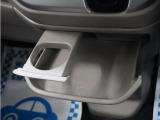 引き出して大きめトレーとして、しまったままでも小物置きとして、運転席からも助手席からも自在に使えるドリンクホルダー付のトレーです。