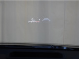 カラーヘッドアップディスプレイ付き。少ない視線移動で情報を確認できるので、運転の疲労軽減に繋がりますよ♪