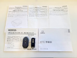 【エンジンスターター】離れた場所からエンジン始動が可能で、夏冬共に乗車前から快適な車内温度でお乗りいただけます。