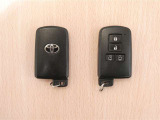 中古車としてスマートキーが2個あるのは重要なチェックポイント!両側の電動スライドドアの開閉ボタンも付いています。離れたところからの開け閉めや、手荷物があるときに便利です♪