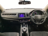 車内は光触媒抗菌消臭施工済です。インパネ周りはスタイリッシュなデザインで機能や装備も充実しています。グローブボックスやカップホルダーのほかにトレーなどたくさんの収納スペースが付いています。