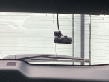 リア側ドライブレコーダー。運転中の映像・音声などを記録して、交通事故やトラブルが起きた時の正確な状況把握に役立つドライブレコーダーが装着されています。
