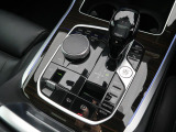 【シフトノブ】BMWの高性能オートマチックは、ATセレクトレバーを左側に倒すことで、通常の「D」から「S」(スポーツ)または「M」(マニュアル)へと切り替えが可能です。