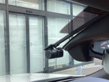 フロント側ドライブレコーダー。運転中の映像・音声などを記録して、交通事故やトラブルが起きた時の正確な状況把握に役立つドライブレコーダーが装着されています。
