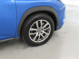 装着タイヤサイズは、225/60R18です。純正アルミホイールを装着しております。