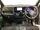 車内は光触媒抗菌消臭施工済です。スタイリッシュなデザインでスポーティなインパネ周りを演出します。グローブボックスやカップホルダーのほかにトレーなどたくさんの収納スペースが付いています。