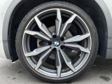 BMWならではの卓越した走りを支えるホイールと足回りです!日本車の走りに慣れている方にもぜひ体感して頂きたいほど、高いレベルでまとまっています!純正20インチアルミホイール。