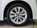 純正のアルミホイール装着車です。タイヤサイズは235/50R18です。