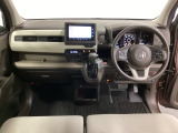 車内は光触媒抗菌消臭施工済です。インパネ周りはスタイリッシュなデザインで機能や装備も充実しています。グローブボックスやカップホルダーのほかにトレーなどたくさんの収納スペースが付いています。