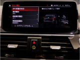 【ⅰドライブナビゲーション】文字情報も鮮明に表示する高解像度カラーディスプレイを採用。視認性に優れた地図デザインと特徴的な建造物を目印にした描写表示で現在位置を把握できます。地図データの更新も可能です