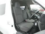 乗り込みやすく、視界の高い運転席です。「少しだけ乗って、すぐ降りる」ような使い方でもストレスなくお乗りいただけます。