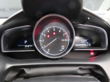 MAZDA2のメーター類です。中心にタコメーターを配したシンプルで見やすくなっております☆