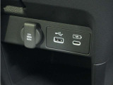 ◆12V電源ソケット◆スマートフォンの充電等にも便利な電源ソケット!使いやすい場所に装備されています。