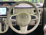 インテリアに合わせたデザインのステアリングは、運転される方のことも考え、運転しやすい形状、大きさです。是非一度、実際に触ってお確かめください。