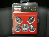 大切な愛車のアルミホイールを盗難から守ってくれるホイールロックナット付きのお車になります!!