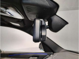 BMWではルームミラーの裏側にETCの車載器が内蔵されており、別途で車載器の購入必要なしで非常にスマート。皆様が驚かれるポイントのでもあります
