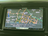 地図上に周辺の道路や施設名が表示され、現在地周辺の確認に役立ちます。画面内の案内表示を見ながら目的地までの道順を把握しやすく、慣れない場所へのお出かけにも便利です。