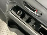 運転席のスイッチで全てのウィンドウの開閉操作を行うことができます。ロックボタンをONにしておくと、運転席以外のウィンドウは作動しないのでお子様を乗せているときなども安心ですね♪