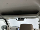 運転席上部には収納スペースがあり、とっても便利です。
