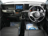 運転にかかわる様々な操作を安全に行えるように視点移動が少なく、操作性に配慮されたスイッチ類が凝縮されたコクピットです。