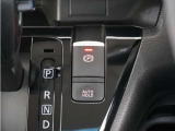 電子制御パーキングブレーキ搭載で指一本で簡単に操作することができます。さらに停車中に、ブレーキペダルを踏み続けなくても、自動的にブレーキを保持する機能である、オートマチックブレーキホールド付きです。