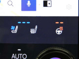 運転席・助手席は、ヒーター&ベンチレーション付シートです。暑い時期も寒い冬も快適に過ごせるうれしい装備です。ハンドルヒーターも装備です。