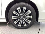 純正アルミホイールです。車にぴったりなデザインで、足元がおしゃれに♪また、スチールホイールに比べ軽いので、車の燃費も良くなりますよ!