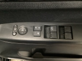 【パワーウィンドウスイッチ】ワンタッチで、パワーウインドウやドアミラーを操作できます。