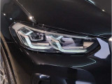 BMWの伝統の丸目4灯ヘッドライトでございます。LEDライトで視認性もよく明るく安全性の向上につながります。