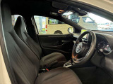 運転席の画像です。足元やシートまわりに余裕があり、リラックスした姿勢で運転が可能です。視界も良好で操作系へのアクセスもしやすく、快適で安心感のあるドライブをサポートします。