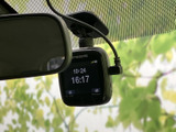 ルームミラー付近にモニター付き機器が設置され、表示を確認しやすい位置にあります。時刻などの情報が画面に表示され、日常の運転をサポートする装備として活用できます。