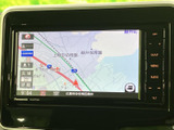 見やすい地図表示で、目的地までの道順をスムーズに確認できます。運転に集中しながら、安心して目的地へ向かえます。