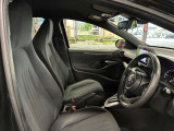運転席の画像です。足元やシートまわりに余裕があり、リラックスした姿勢で運転が可能です。視界も良好で操作系へのアクセスもしやすく、快適で安心感のあるドライブをサポートします。