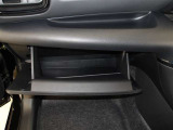車検証などの収納に便利なグローブボックスです。