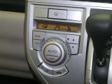 【オートエアコン】車内温度を感知して自動で温度調整をしてくれるのでいつでも快適な車内空間を創り上げます!どの席に座っても快適なドライブが楽しめます♪