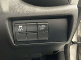 運転席横のスイッチでアイドリングスイッチやパーキングセンサーのON/OFFの切替が可能です。