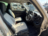 足元もゆったりで長時間の運転も疲れにくいフロントシートです。