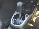 手に馴染むシフトノブで扱いやすく、快適な運転を支えます。