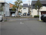 フロントガラス越しの視界に速度などの情報を表示するヘッドアップディスプレイを装備。前方から視線を大きく外すことなく必要な情報を確認できます。