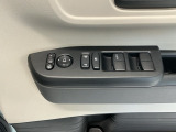 運転席のスイッチで全てのウィンドウの開閉操作を行うことができます。ロックボタンをONにしておくと、運転席以外のウィンドウは作動しないのでお子様を乗せているときなども安心ですね♪